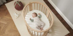 Stokke® Sleepi™ Mini Fitted Sheet White V3 -Baby Product PDP EmoGall 1400x700 Nursery 2